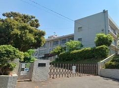 近くの公郷中学校まで582m（徒歩8分）