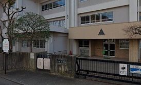 近くの公郷小学校まで786m（徒歩10分）
