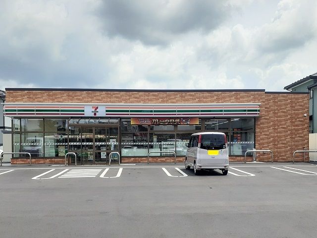近くのセブンイレブン仁井田二ッ屋店まで775m（徒歩10分）