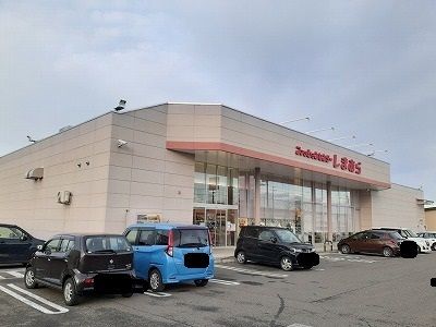 近くのしまむらまで700m（徒歩9分）