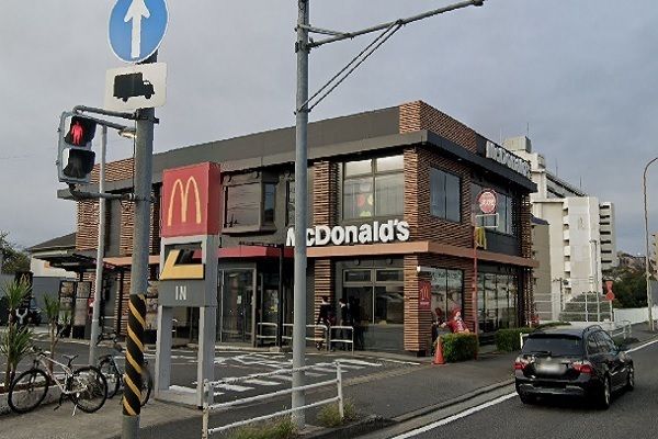 近くの飲食店まで600m（徒歩8分）