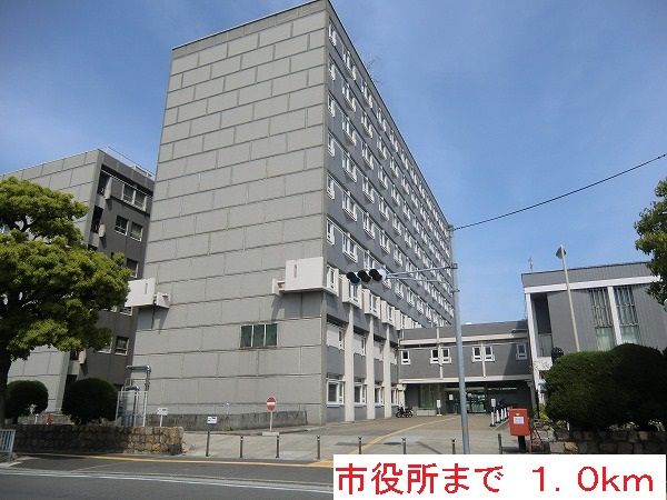 近くの尼崎市役所まで1,000m（徒歩13分）