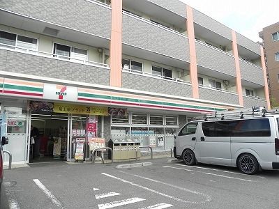 近くのセブンイレブン松葉町1丁目店まで650m（徒歩9分）