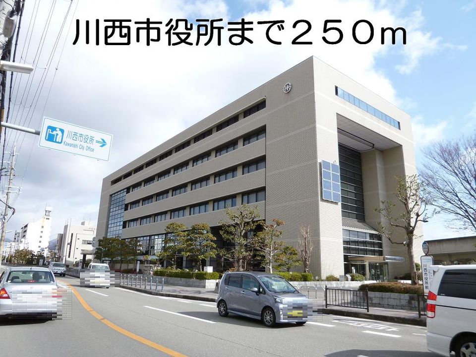 近くの市役所まで250m（徒歩4分）