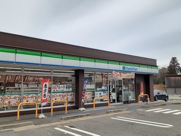 近くのファミリーマート加賀片山津店まで2,000m（徒歩25分）