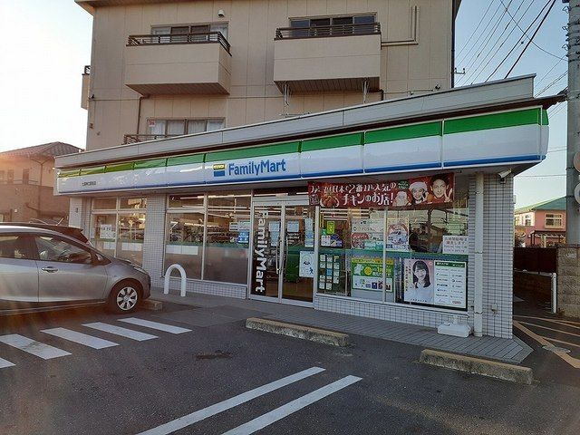 近くのファミリーマート神立駅前店まで500m(徒歩7分)