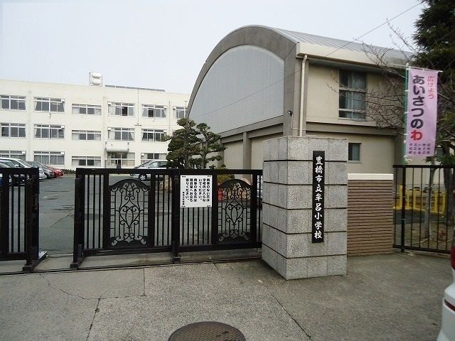 近くの牟呂小学校まで1,000m(徒歩13分)