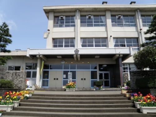 近くの村岡小学校まで750m(徒歩10分)