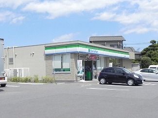 近くのファミリーマートまで700m(徒歩9分)