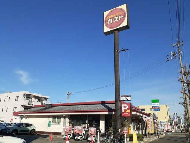 近くのガスト港東通店まで750m（徒歩10分）
