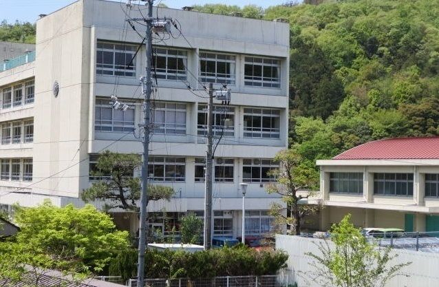 近くの狩小川小学校まで1,500m（徒歩19分）