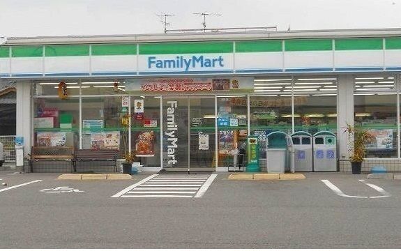 近くのファミリーマートまで600m（徒歩8分）