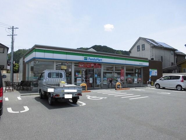 近くのファミリーマート能登川店様まで300m(徒歩4分)