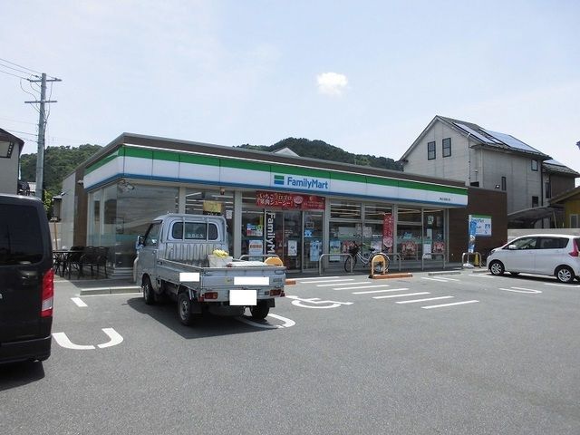 近くのファミリーマート能登川店様まで350m(徒歩5分)
