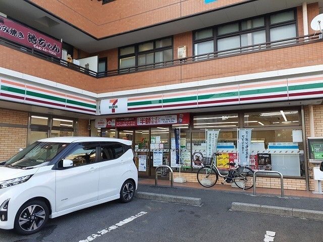 近くのセブンイレブン横須賀長沢駅前店まで450m（徒歩6分）