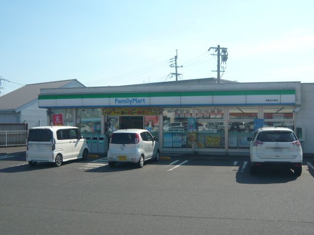近くのファミリーマート鹿屋笠之原店まで750m（徒歩10分）