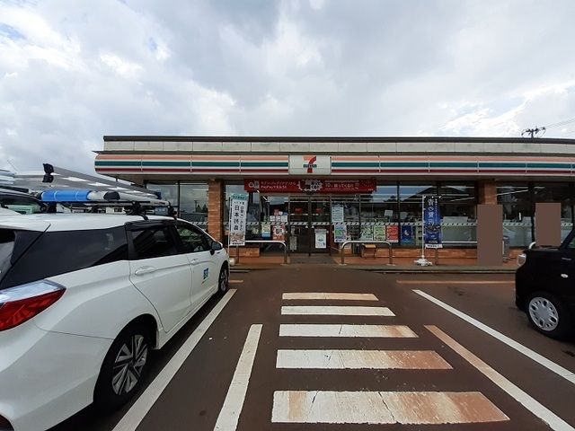 近くのセブンイレブン新潟滝谷町店まで1,300m（徒歩17分）