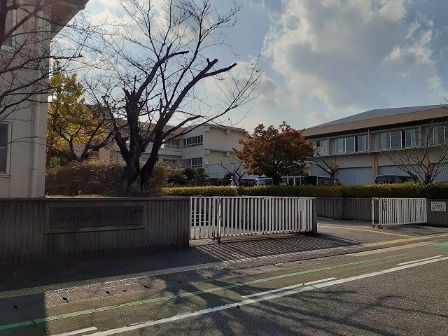 近くの碧南中央小学校まで882m（徒歩12分）