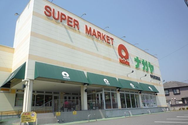 近くのナガヤ宇佐美桜田店まで1,200m（徒歩15分）