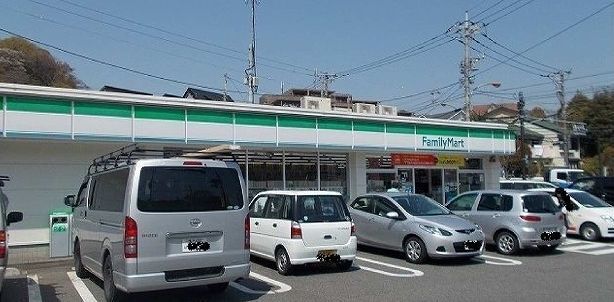 近くのファミリーマートまで726m（徒歩10分）