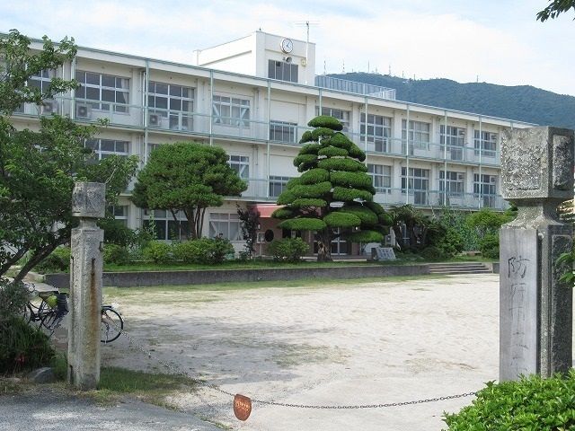 近くの防府市立牟礼小学校まで130m(徒歩2分)