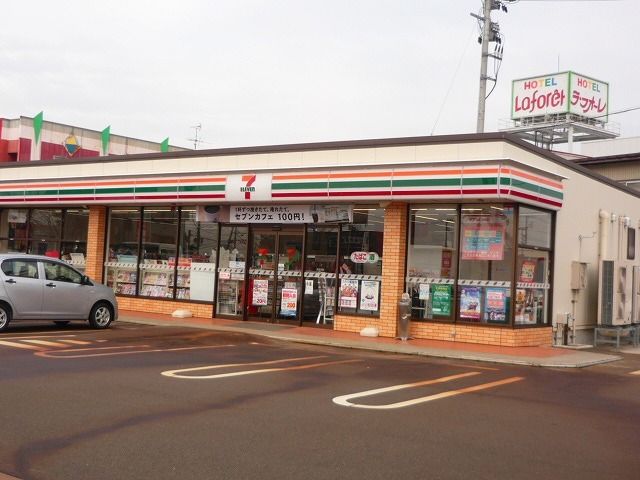 近くのセブンイレブン上越下門前店まで700m(徒歩9分)