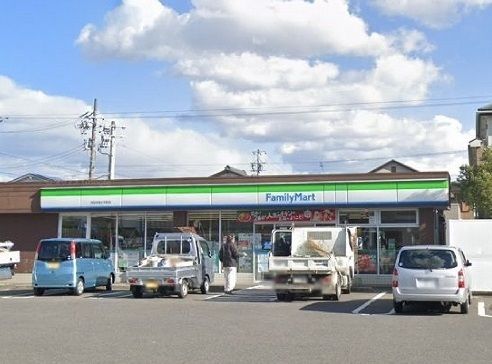 近くのファミリーマート半城土中町店まで400m(徒歩5分)