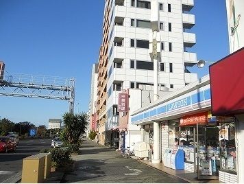 近くのローソン衣掛町店まで80m（徒歩1分）