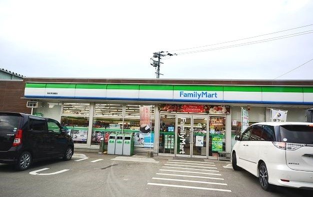 近くのファミリーマートまで300m（徒歩4分）