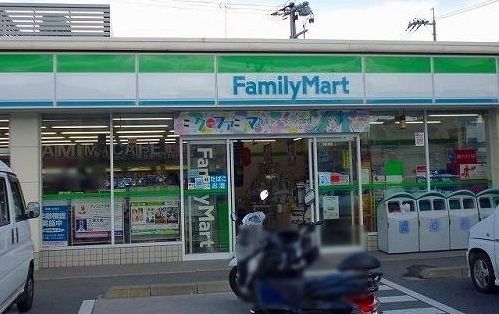 近くのファミリーマートまで350m（徒歩5分）