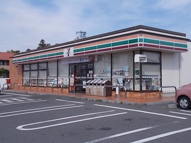 近くのコンビニまで260m（徒歩4分）