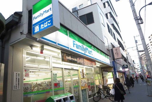 近くのファミリーマートまで350m（徒歩5分）