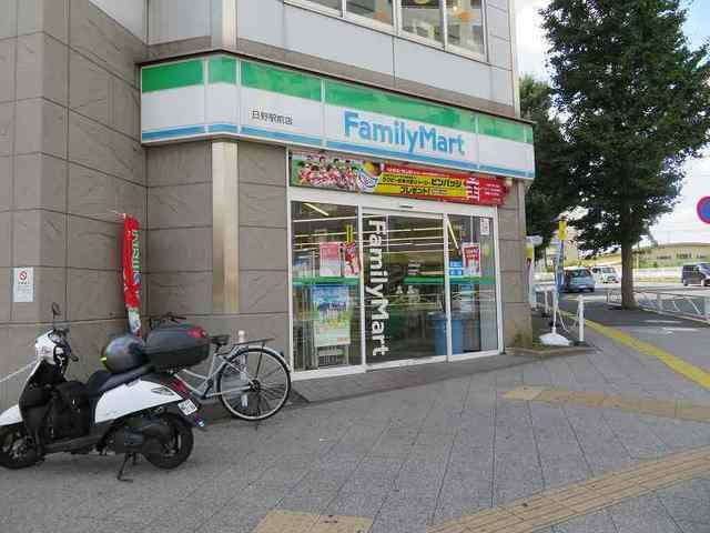 近くのファミリーマートまで900m（徒歩12分）