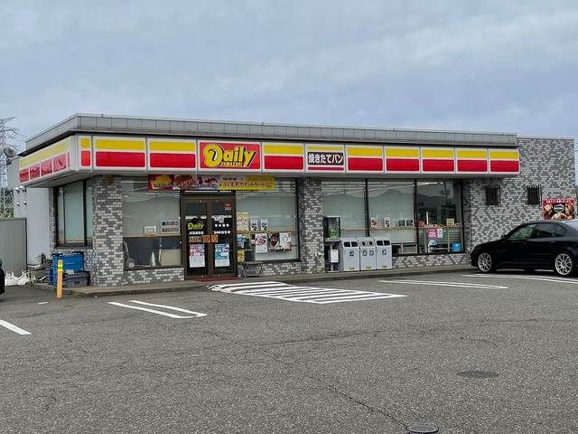 近くのデイリーヤマザキ刈羽高町店まで470m（徒歩6分）