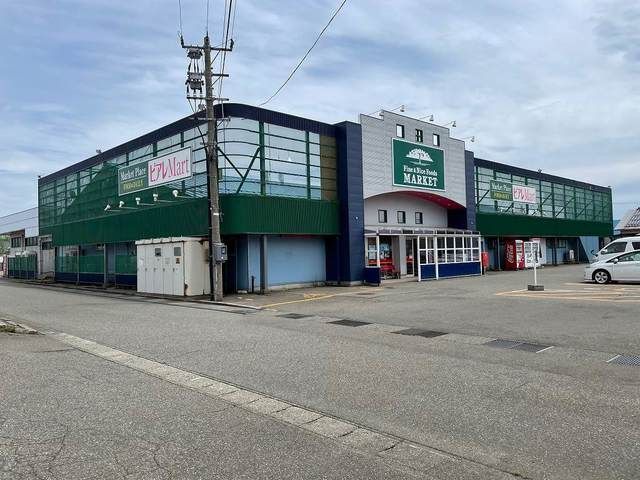 近くのピアレマートまで4,000m（徒歩50分）