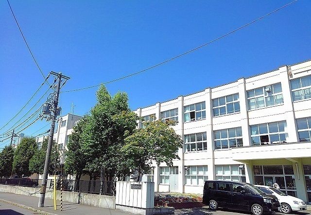 近くの東月寒中学校まで500m（徒歩7分）