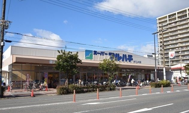 近くのスーパーマルハチまで750m(徒歩10分)