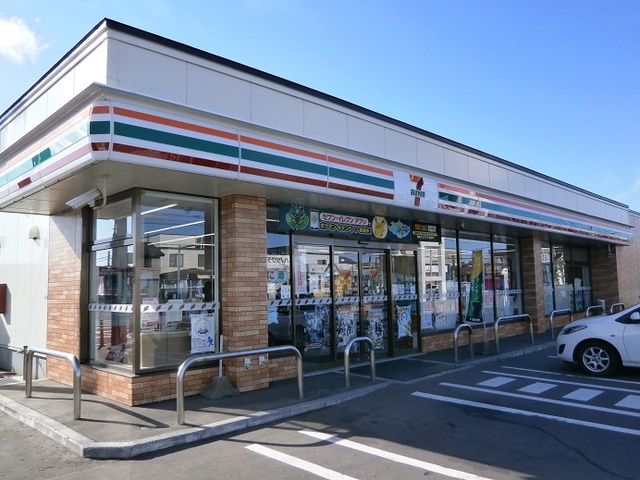 近くのコンビニまで600m（徒歩8分）