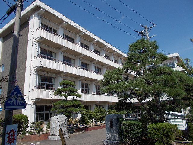 近くの曽根小学校まで400m（徒歩5分）
