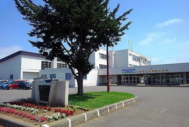 近くの大麻泉小学校まで860m（徒歩11分）