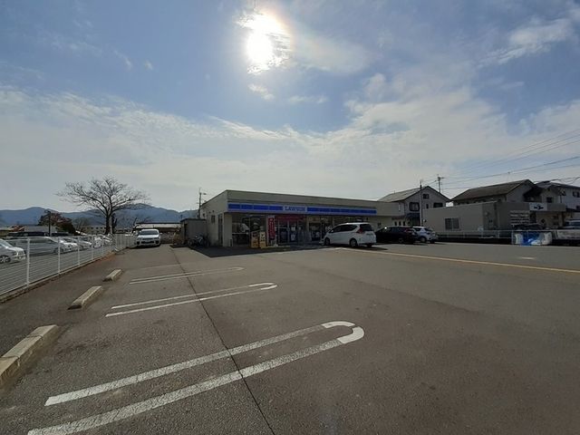 近くのコンビニまで550m（徒歩7分）