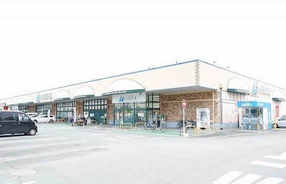 近くのマルフジまで800m(徒歩10分)