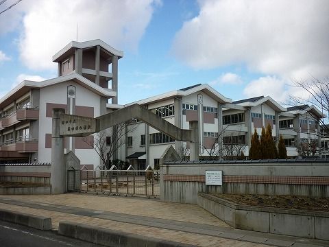 近くの富田西小学校まで600m(徒歩8分)
