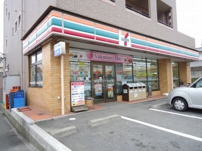 近くのセブンイレブン立戸店まで650m（徒歩9分）