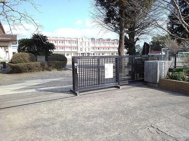近くの笠野原小学校まで700m(徒歩9分)