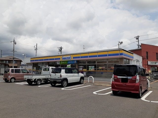 近くのミニストップ 鈴鹿平田店まで800m(徒歩10分)