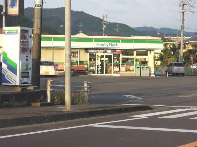 近くのファミリーマートまで750m（徒歩10分）