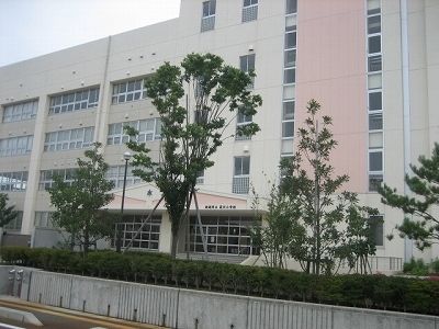 近くの荻川小学校まで300m(徒歩4分)