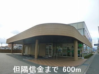 近くの銀行まで600m（徒歩8分）