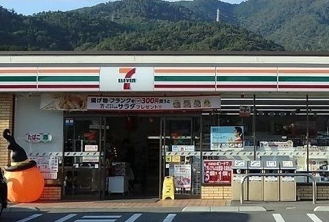 近くのセブンイレブン　上深川町店まで900m（徒歩12分）